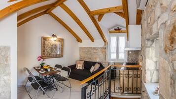 Caja de seguridad en la habitación y escritorio