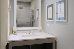 Apartamento, 2 habitaciones | Baño | Cabezal de ducha tipo lluvia y artículos de higiene personal gratuitos