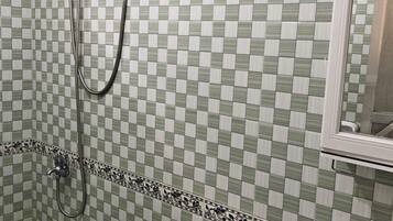 Familieværelse | Badeværelse | Bruser, gratis toiletartikler, håndklæder