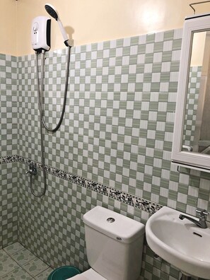 Family Room | Bathroom | Shower, free toiletries, towels - Queen of Isle Restaurant and Cottages (Puerto Galera)