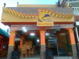 Se sirven desayunos, almuerzos y cenas; con vista a la playa