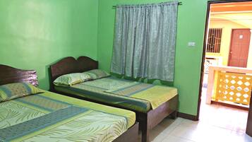 Escritorio, tabla de planchar con plancha y camas plegables/adicionales