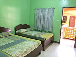 Escritorio, tabla de planchar con plancha y camas plegables/adicionales 