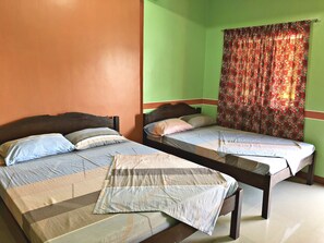 Quarto família | Escrivaninha, ferros/tábuas de passar roupa, camas extras/dobráveis