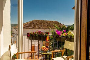 Egyptian cotton sheets, premium bedding, down duvets, minibar