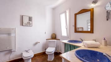 Chambre Luxe Double ou avec lits jumeaux, 1 très grand lit, balcon, vue montagne | Salle de bain | Douche, articles de toilette gratuits, sèche-cheveux