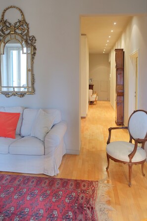 Apartment, 2 Schlafzimmer | Wohnbereich | Flachbildfernseher