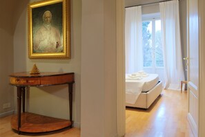 Um quarto com uma cama, uma mesa de cabeceira e um quadro na parede.
