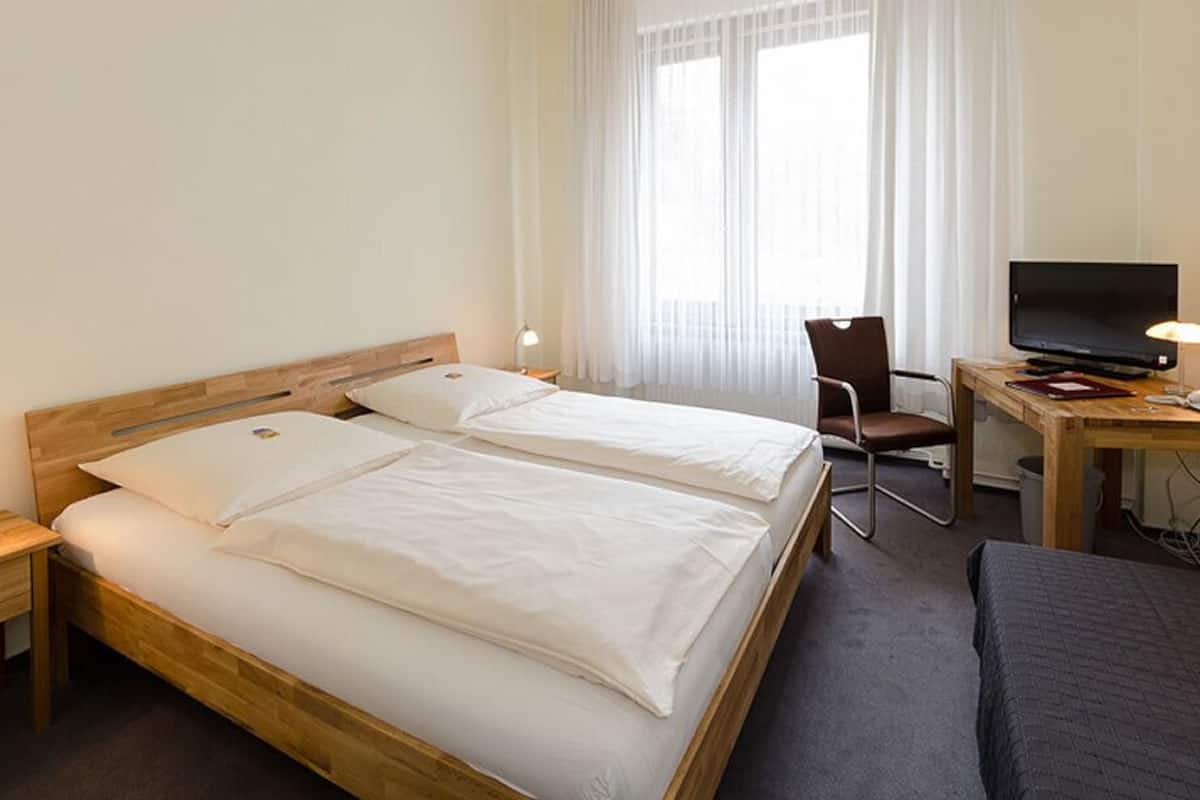 double room | individually decorated, individually furnished, desk, soundproofing