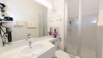 Ducha, artículos de tocador gratuitos, secador de pelo, toallas