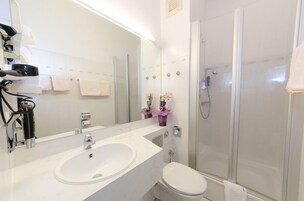 Ducha, artículos de tocador gratuitos, secador de pelo, toallas