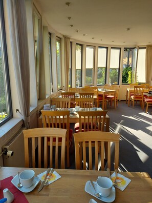 Petit déjeuner buffet (13.50 EUR par personne)