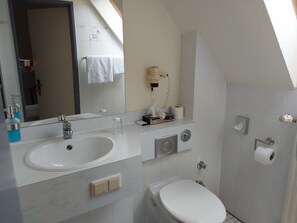 Douche, articles de toilette gratuits, sèche-cheveux