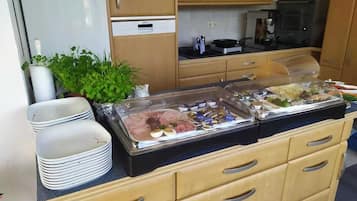 Tägliches Frühstücksbuffet (13.50 EUR pro Person)