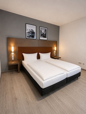 Doppelzimmer | Individuell dekoriert, individuell eingerichtet, Schreibtisch