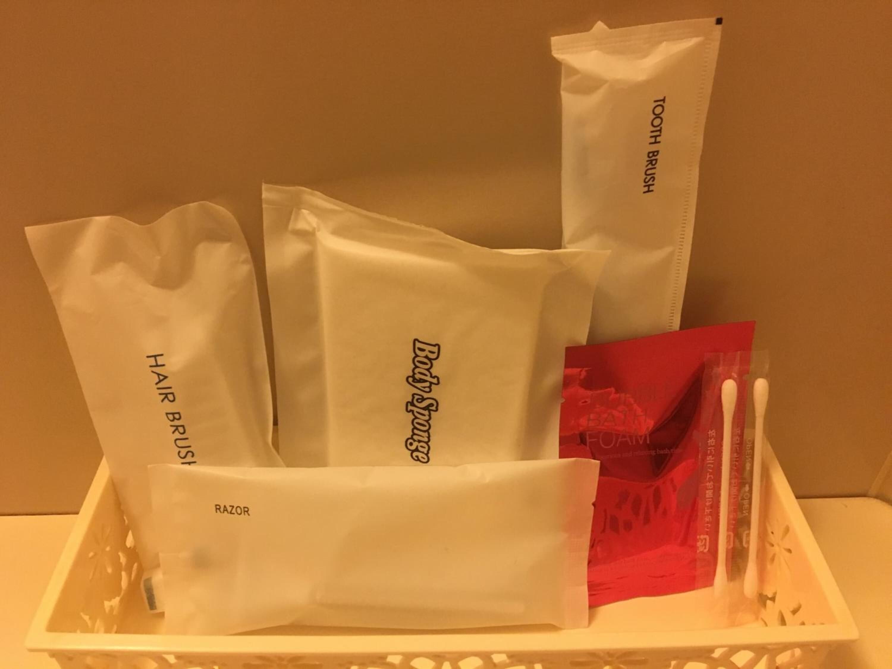 combined shower/bathtub, free toiletries, hair dryer, slippers