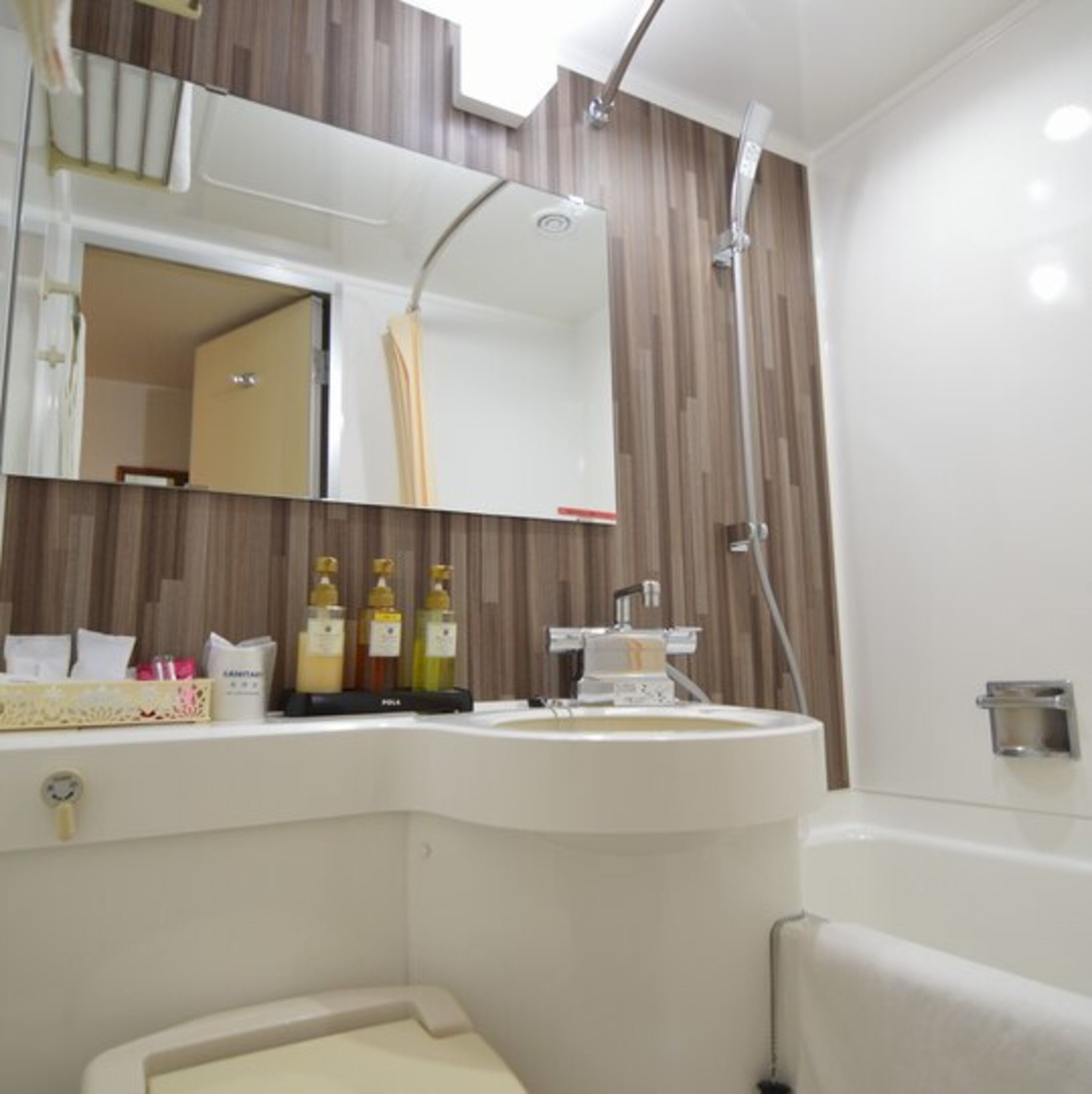 combined shower/bathtub, free toiletries, hair dryer, slippers