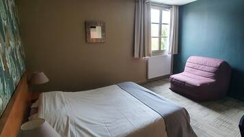 Habitación triple | Escritorio, wifi gratis y ropa de cama