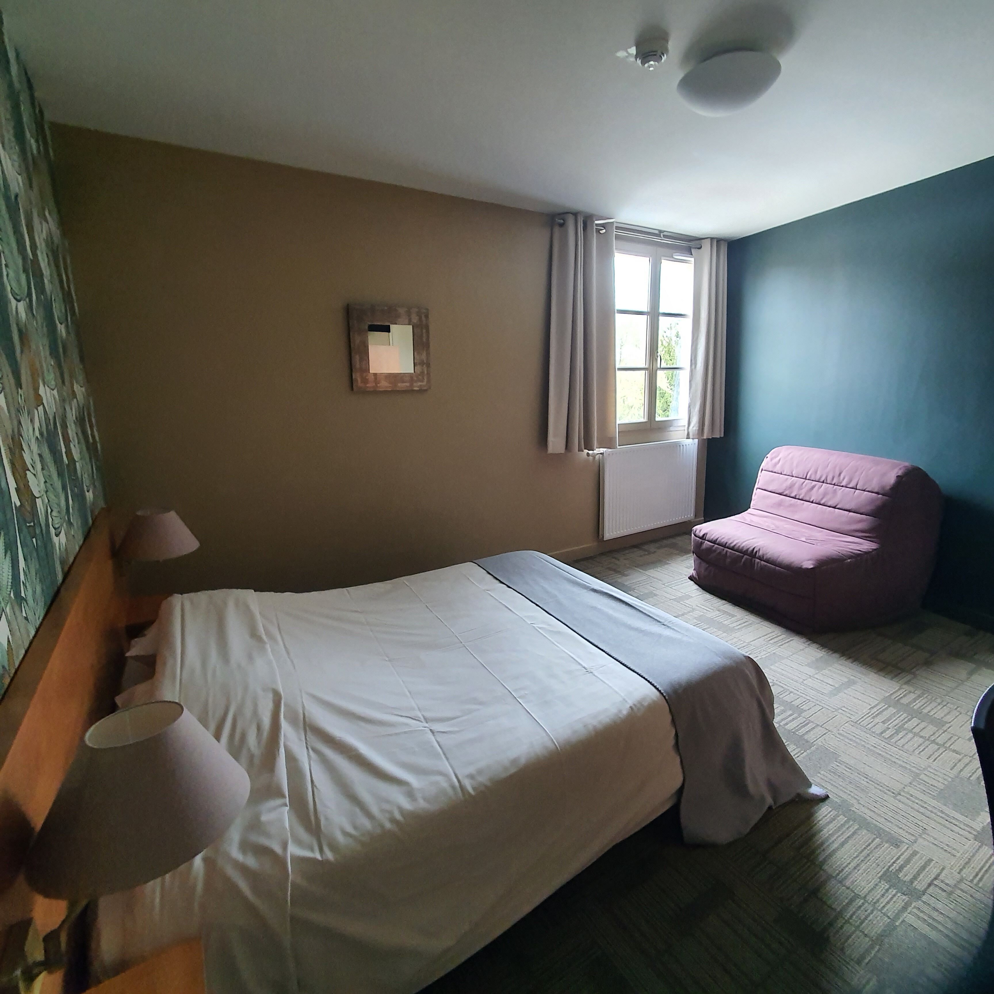 Escritorio, wifi gratis y ropa de cama 
