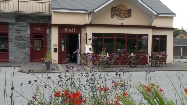 Ett hotell med en bar och en restaurang som heter ”Creperie du Chateau”.