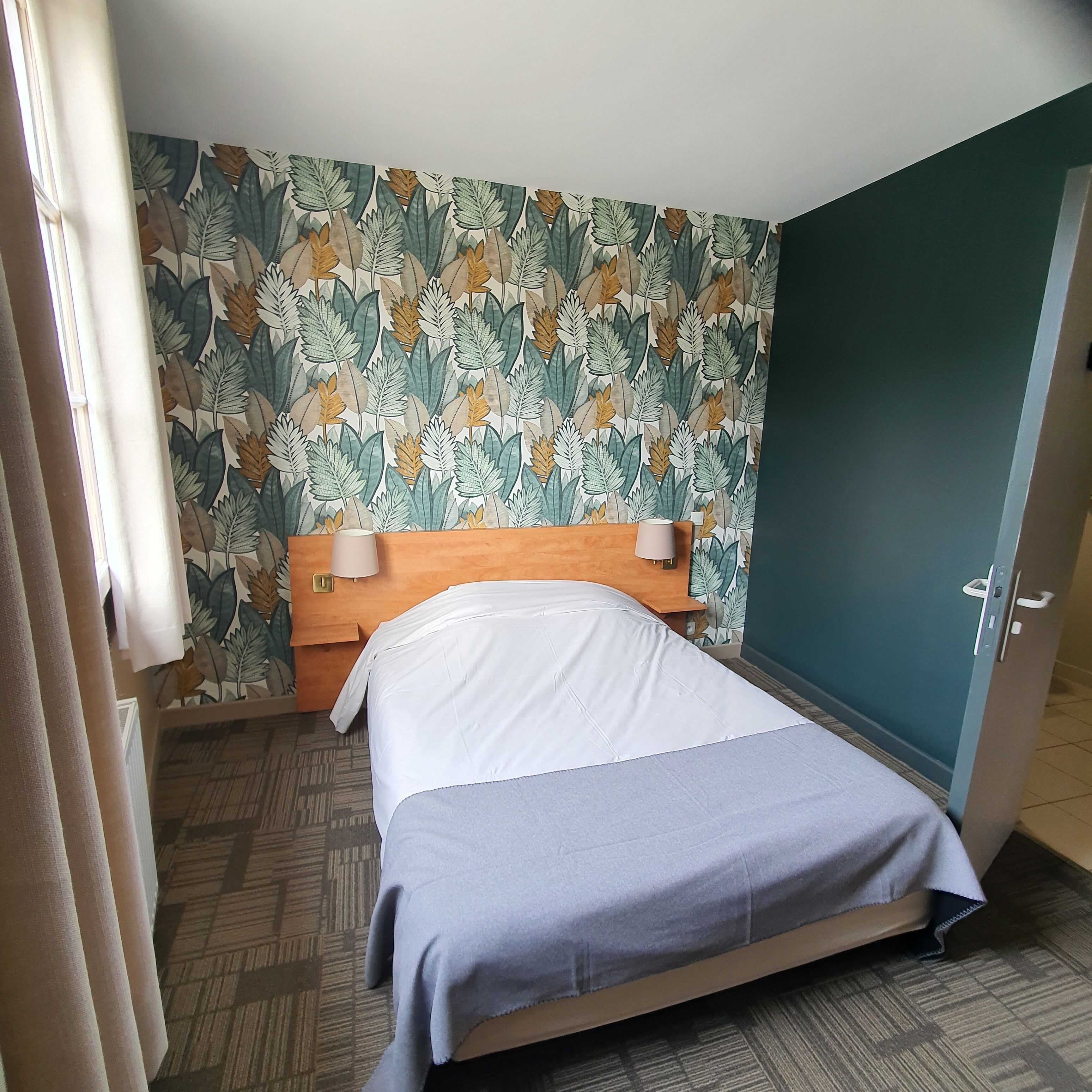 Desk, free WiFi, bed sheets