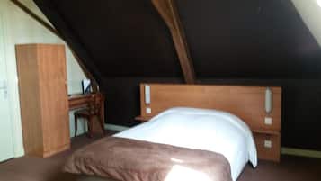 Habitación familiar | Escritorio, wifi gratis y ropa de cama
