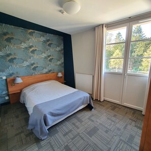 Herbergi með tvíbreiðu rúmi | Skrifborð, ókeypis þráðlaus nettenging, rúmföt