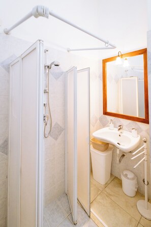 Classic Apartment, 1 Bedroom, Courtyard View, Ground Floor | Bathroom | Shower, free toiletries, bidet, towels - Agriturismo Il Roseto (Grosseto)