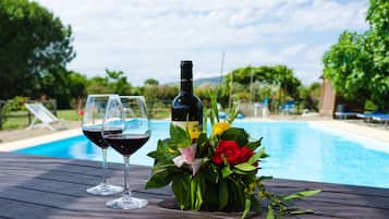 2 piscinas al aire libre, sombrillas, sillones reclinables de piscina