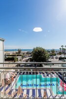 ห้องสแตนดาร์ดสำหรับสี่ท่าน, ระเบียง, วิวทะเล | 1 ห้องนอน, ตู้นิรภัยในห้องพัก, โต๊ะทำงาน, Wi-Fi ฟรี