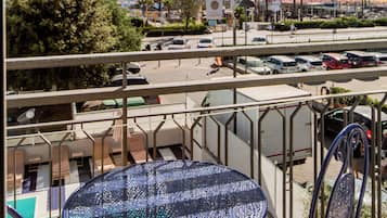 Quarto quádruplo standard, sacada, vista para o mar | Terraço/pátio