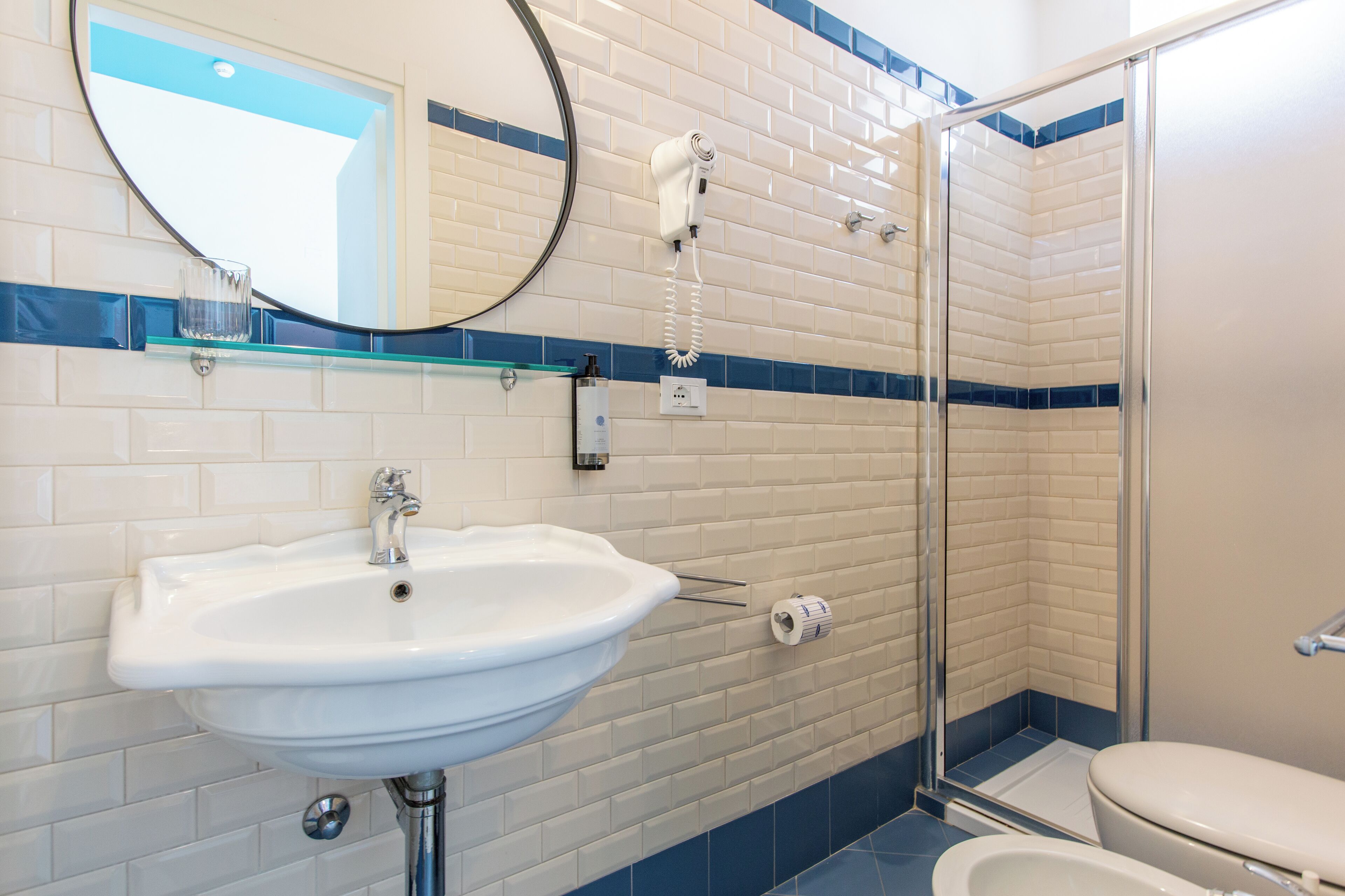 standard double or twin room, sea view | 1 bedroom, in-room safe, desk, free wifi