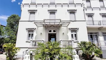 Vista frontal de la propiedad