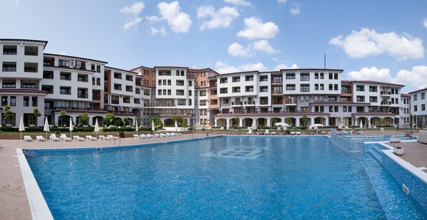 Outdoor pool, pool umbrellas