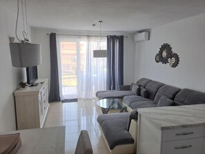 Villa, 3 soverom | Oppholdsområde | Flatskjerm-TV