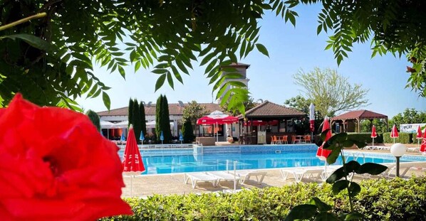 Outdoor pool, pool umbrellas - Harmony Hills Residence (Balchik)