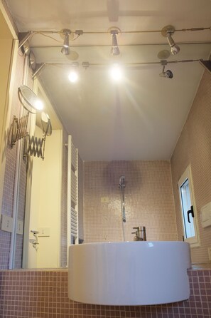 Apartment, 2 Schlafzimmer | Waschbecken im Bad