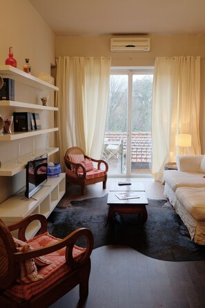 Apartment, 2 Schlafzimmer | Wohnbereich | Flachbildfernseher