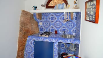 Studio | Private kitchenette | Fridge, stovetop, cookware/dishes/utensils