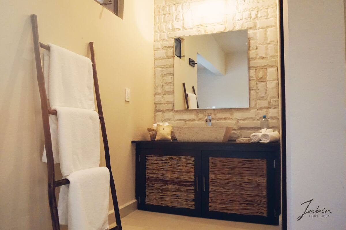 Comfort Room, 1 King Bed, Garden View, Courtyard Area | Bathroom sink