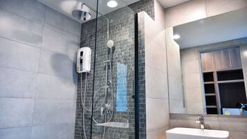 Phòng đôi Deluxe | Phòng tắm | Buồng tắm vòi sen, đồ dùng nhà tắm miễn phí, khăn tắm