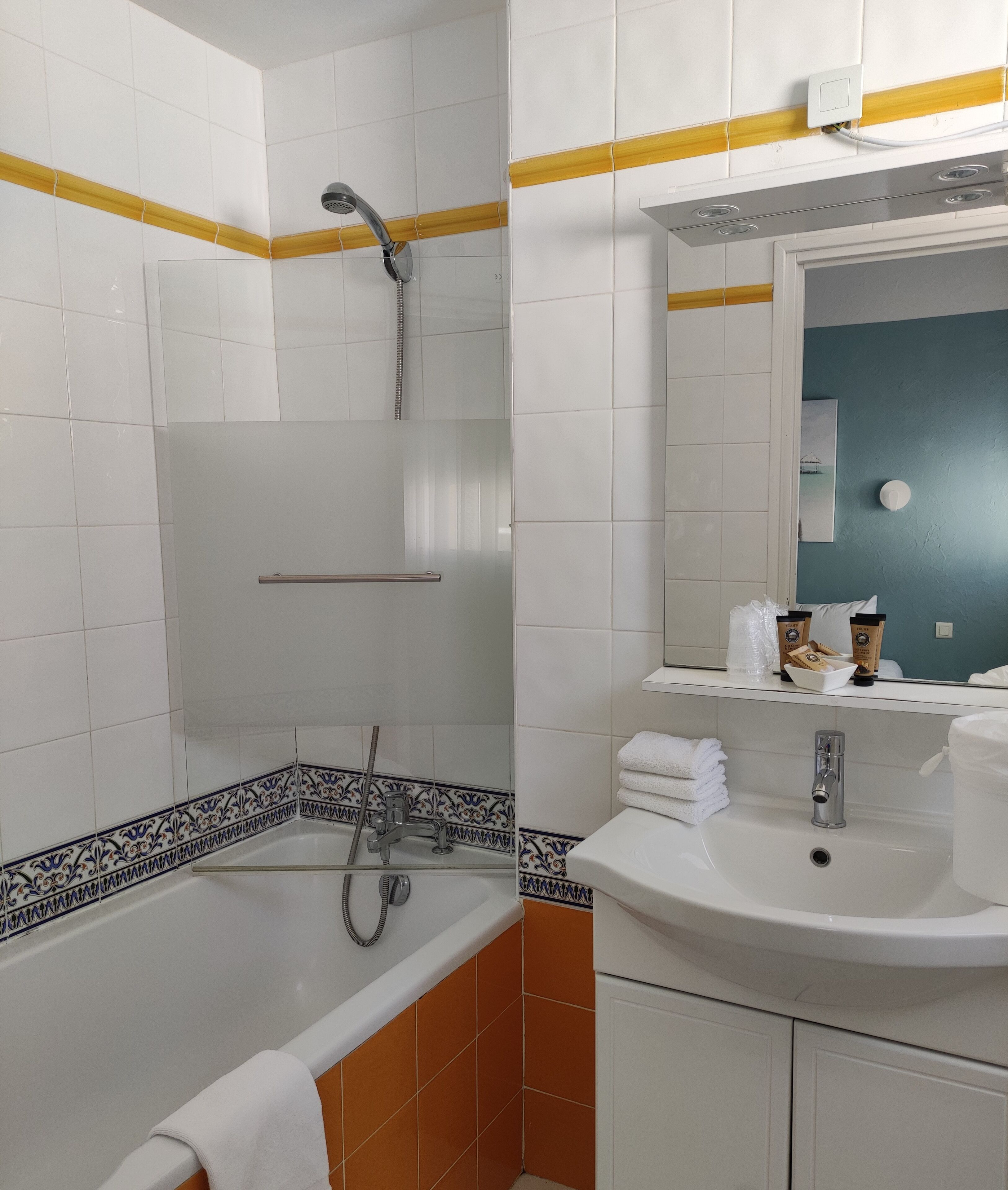 economy triple room | bathroom | free toiletries, hair dryer, towels
