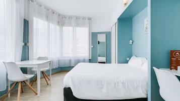 Chambre Double Confort, vue mer | Bureau, fer et planche à repasser, Wi-Fi gratuit, draps fournis