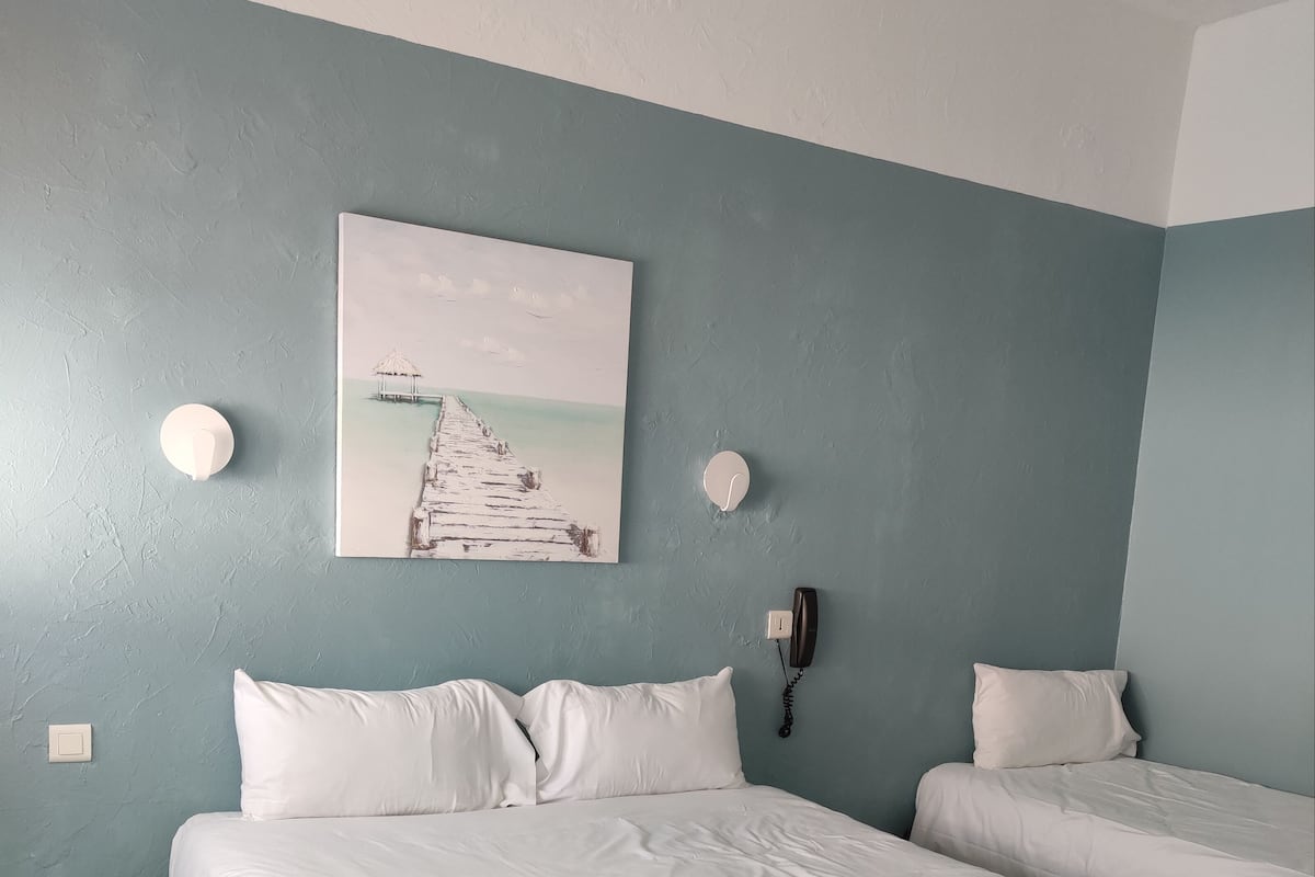Economy Triple Room | Desk, iron/ironing board (on request), WiFi (free), bed sheets