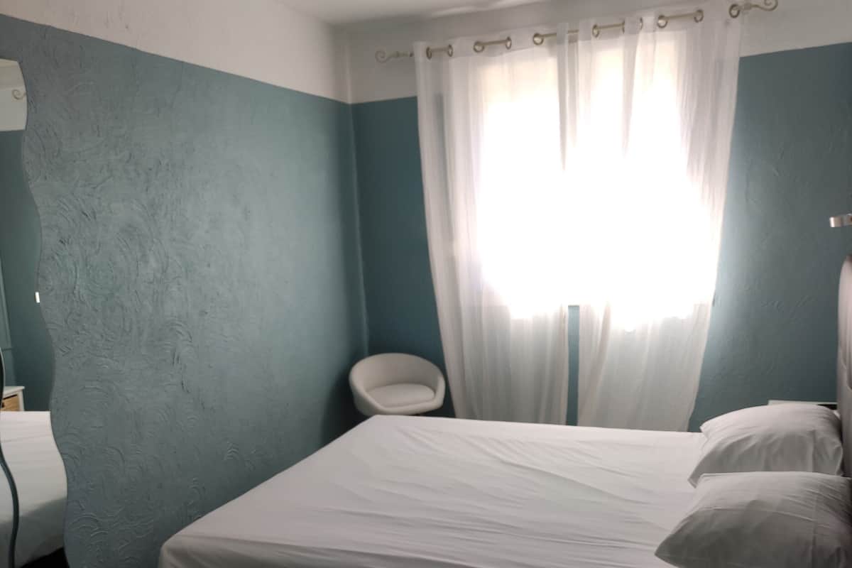 Economy Double Room, 1 Double Bed | Desk, iron/ironing board (on request), WiFi (free), bed sheets