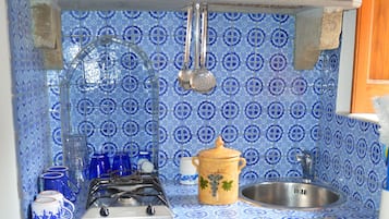 Studio, Sea View | Dapur kecil peribadi | Peti sejuk, dapur, alat memasak/pinggan mangkuk/perkakas dapur