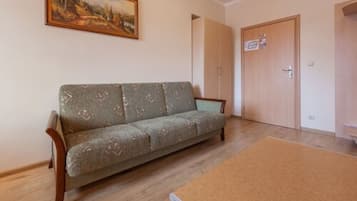 Classic Triple Room, Ensuite | Living area