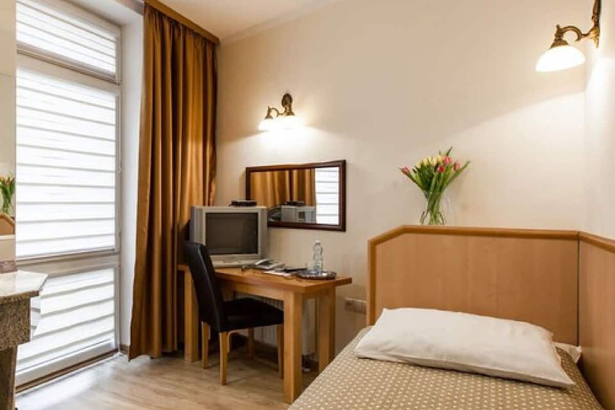 Eenpersoonskamer, gedeelde badkamer | Luxe beddengoed, een kluis op de kamer, een bureau