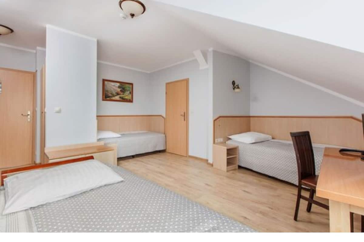 Klassieke driepersoonskamer, en-suite badkamer | Luxe beddengoed, een kluis op de kamer, een bureau