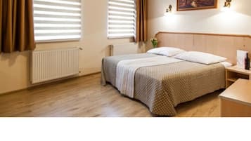 Ropa de cama de alta calidad y caja de seguridad en la habitación
